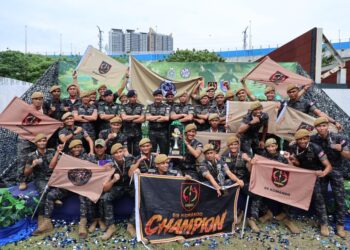 MOHD. Yusri Hassan Basri  bersama Pasukan 69 Komando Pasukan Gerakan Khas (PGK) pada  Majlis Penutupan Ujian Rentas Halangan Jabatan KDNKA 2026 di Kompleks Lapang Sasar Briged Tengah Pasukan Gerakan Am (PGA) di sini, hari ini.