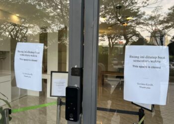 NOTIS pemberitahuan penutupan sementara ditampal pada pintu masuk utama Network School di Forest City, Iskandar Puteri, hari ini.