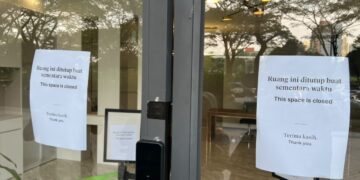NOTIS pemberitahuan penutupan sementara ditampal pada pintu masuk utama Network School di Forest City, Iskandar Puteri, hari ini.