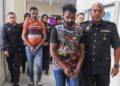 MD. Roshidul Malitha (dua dari kiri) dan Muhammad Anwar Karthiban (dua dari kanan) diiringi penguat kuasa KPDN Pulau Pinang ketika dihadapkan ke Mahkamah Sesyen Butterworth, Pulau Pinang atas pertuduhan terlibat dengan urus niaga jual beli minyak masak peket bersubsidi satu kg, minggu lepas.-UTUSAN/DANIAL SAAD