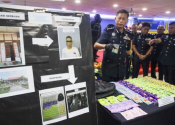 DENNIS Lim Kwang Keng (kiri) menunjukkan sebahagian daripada 3.1 kg dadah jenis MDMA yang dirampas dalam satu serbuan di sebuah banglo kelmarin semasa sidang akhbar di IPD Timur Laut, Pulau Pinang hari ini.-UTUSAN/DANIAL SAAD