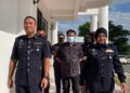 SALMAN Mallik dikawal anggota polis ketika dihadapkan ke mahkamah kerana memiliki 11 pasport warga Bangladesh lain di Mahkamah Majistret Kulim, hari ini.