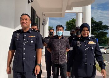SALMAN Mallik dikawal anggota polis ketika dihadapkan ke mahkamah kerana memiliki 11 pasport warga Bangladesh lain di Mahkamah Majistret Kulim, hari ini.
