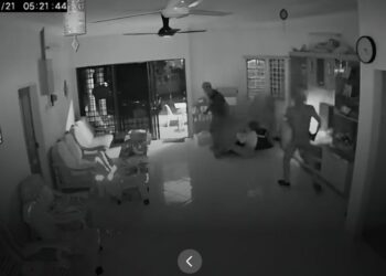 VIDEO tular memaparkan kejadian samun membabitkan seorang warga emas oleh dua suspek di sebuah rumah di Kampung Baru Selat, Pagar di Lenggong hari ini.