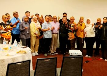 SYED Mohammed Idid (kemeja hitam, tengah) bersama media Perak pada Sesi WCE Bersama Media Perak di Hotel Impiana, Ipoh hari ini.