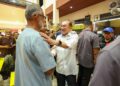 Anwar Ibrahim beramah mesra bersama orang ramai pada Program Santai Petang Warga Ampangan di Medan Selera Ampangan, Seremban,  hari ini.-UTUSAN/ ISKANDAR ISHAK