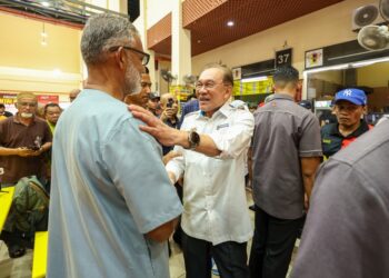 Anwar Ibrahim beramah mesra bersama orang ramai pada Program Santai Petang Warga Ampangan di Medan Selera Ampangan, Seremban,  hari ini.-UTUSAN/ ISKANDAR ISHAK
