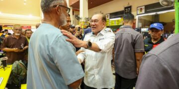 Anwar Ibrahim beramah mesra bersama orang ramai pada Program Santai Petang Warga Ampangan di Medan Selera Ampangan, Seremban,  hari ini.-UTUSAN/ ISKANDAR ISHAK