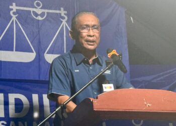TAKIYUDDIN Hassan ketika berucap pada Ceramah Gelombang Biru dan Majlis Memperkenalkan Calon BN-PN bagi DUN Gemas, Gemencheh dan Repah di Felda Bukit Rokan, Tampin, malam tadi. - UTUSAN / NOR SHAFIQAH MOHD GHAZALI