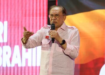 ANWAR Ibrahim ketika berucap pada Ceramah Perdana PH DUN Paroi di Pusat Bandar Senawang, Seremban malam tadi.-UTUSAN/ISKANDAR ISHAK.