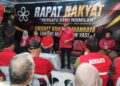 MUHYIDDIN Yassin ketika berucap semasa program ceramah Rapat Rakyat Bersatu Demi Negeri Sembilan di Bilik Gerakan Utama DUN Sikamat, Seremban malam tadi.