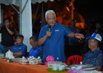 HAMZAH Zainudin ketika berucap dalam ceramah umum di Bilik Gerakan BN Felcra Lakai, Jelebu, semalam.