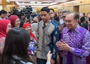 ANWAR Ibrahim menyantuni delegasi pada Majlis Pelancaran HEGD 2026 di WTC Kuala Lumpur hari ini. - UTUSAN/SYAKIR RADIN