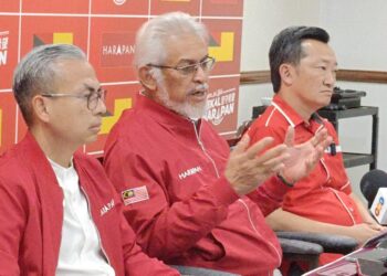 KHALID Abd. Samad (tengah) semasa sidang akhbar di Seremban hari ini.