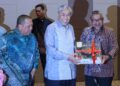 AHMAD Zahid Hamidi menerima cenderamata daripada Pengerusi Jawatankuasa Pembangunan Luar Bandar, Agroteknologi, Keterjaminan Makanan dan Keusahawanan Pulau Pinang, Datuk Rashidi Zinol semasa hadir mempengerusikan Mesyuarat Penyelarasan antara Kementerian Kemajuan Desa dan Wilayah dengan Exco-Exco Luar Bandar (MEXCLUB) di Teluk Bahang, Pulau Pinang hari ini.-UTUSAN/DANIAL SAAD