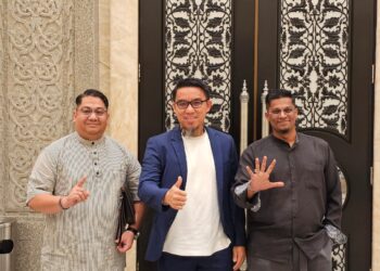 FIRDAUS Wong (tengah) selepas prosiding rayuan melibatkan video TikTok miliknya yang menyentuh penukaran agama kanak-kanak bawah umur secara rahsia sehingga melanggar Perkara 12(4) Perlembagaan Persekutuan.