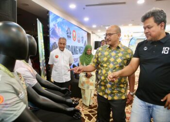 MOHD. Salleh Saidin (tengah) Mohd. Bukhari Ismail (kanan) ketika Majlis Pelancaran The Magnificient Baling 100 2026 di Wisma Darul Aman, hari ini. - UTUSAN/ SHAHIR NOORDIN