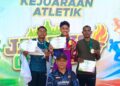 Pelari pecut 110 meter (m) berpagar negara, Muhammad Hazriq Cik Mat Kilau (tengah) bersama pingat emas yang dimenanginya di Indonesia, hari ini. - Olahraga Malaysia