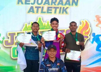 Pelari pecut 110 meter (m) berpagar negara, Muhammad Hazriq Cik Mat Kilau (tengah) bersama pingat emas yang dimenanginya di Indonesia, hari ini. - Olahraga Malaysia