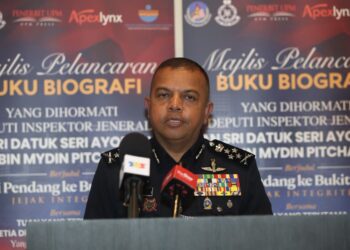 AYOB Khan Mydin Pitchay menyampaikan ucapan ketika majlis pelancaran Buku Biografi Tan Sri Ayob Khan Mydin Pitchay di KLGCC.- UTUSAN/ SADDAM YUSOFF