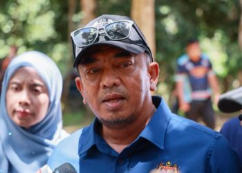 BADRUL Hisham Alias semasa sidang media selepas menyerahkan sijil kelahiran kepada lapan anak Zapni Abd. Wahab, 53, menerusi Program Menyemai Kasih Rakyat (MEKAR) di Kampung Johal, Kuala Krai, Kelantan hari ini-UTUSAN/KAMARUL BISMI KAMARUZAMAN.