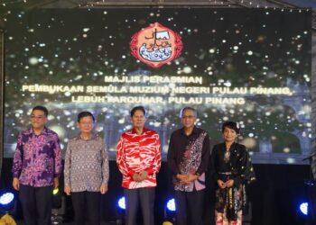 TUN Ramli Ngah Talib (tengah) ketika hadir merasmikan pembukaan semula Muzium Negeri Pulau Pinang di Lebuh Farquhar, Pulau Pinang, malam tadi.-UTUSAN/DANIAL SAAD