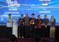 NAGULENDRAN (empat dari kiri) bergambar bersama pemenang pertandingan Malaysia Techlympics 2026 Peringkat Zon Selatan di UTAR kampus Segamat, baru-baru ini.