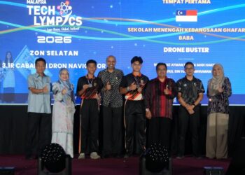 NAGULENDRAN (empat dari kiri) bergambar bersama pemenang pertandingan Malaysia Techlympics 2026 Peringkat Zon Selatan di UTAR kampus Segamat, baru-baru ini.