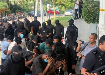11 orang suspek tiba di Mahkamah Sesyen Sepang hari ini bagi menghadapi pertuduhan mengikut Seksyen 130V(1) Kanun Keseksaan.