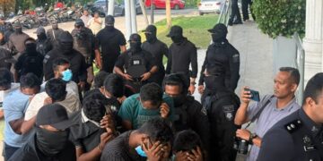 11 orang suspek tiba di Mahkamah Sesyen Sepang hari ini bagi menghadapi pertuduhan mengikut Seksyen 130V(1) Kanun Keseksaan.