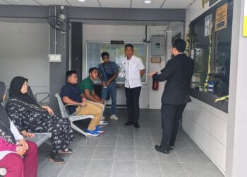 MUHAMMAD Fauzan (duduk, baju hijau) dan
Nik Abdul Rahman (berdiri, baju biru) mengaku bersalah di Mahkamah Majistret Gerik hari ini atas pertuduhan memindahkan haiwan ternakan tanpa kebenaran Pengarah Jabatan Perkhidmatan Veterinar (JPV) pada Februari dan Jun lalu.