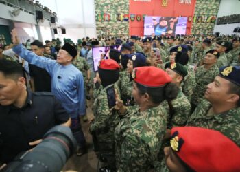ANWAR Ibrahim ketika hadir pada Program Semarak Kenegaraan di Pusat Latihan Asas Tentera Darat (Pusasda) Port Dickson hari ini.-UTUSAN/MOHD SHAHJEHAN MAAMIN.