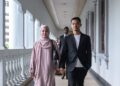 VIVY Yusof dan suami, Fadzaruddin Shah Anuar ketika hadir bagi perbicaraan pertuduhan kes pecah amanah Khazanah Nasional Berhad dan Permodalan Nasional Berhad (PNB) dalam platform e-dagang di Mahkamah Sesyen Jenayah Kuala Lumpur di sini, hari ini. - UTUSAN/SYAKIR RADIN