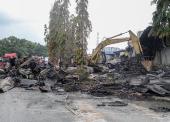 Sebuah jentera pengorek melakukan kerja-kerja membongkar sisa runtuhan untuk memastikan tiada mangsa yang terperangkap dalam kejadian kebakaran yang melibatkan beberapa premis kedai berhampiran Pasar Borong Selangor di sini hari ini. GAMBAR: FARIZ RUSADIO