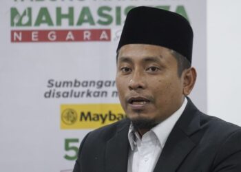 AHMAD FADHLI SHAARI