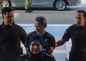 BAPA warga Indonesia yang dipenjara 60 tahun selepas mengaku merogol anak kandungnya ketika diiringi pegawai polis ke Mahkamah Sesyen Kuala Lumpur, di sini hari ini. - UTUSAN/SYAKIR RADIN