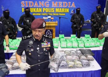 MOHD. Yusri Hassan Basri menunjukkan dadah dan vape mengandungi methamphetamine bernilai hampir RM6 juta yang dirampas di perairan selatan Pulau Rimau, 17 Julai lalu, ketika sidang akhbar di Dewan PPM Wilayah 1, di Batu Uban, Pulau Pinang hari ini.-UTUSAN/DANIAL SAAD