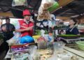 AMINUDDIN Harun (kiri) bertemu penduduk ketika berkempen di pekan Linggi, Port Dickson pagi ini.