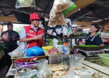 AMINUDDIN Harun (kiri) bertemu penduduk ketika berkempen di pekan Linggi, Port Dickson pagi ini.