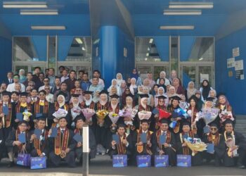 40 pelajar Malaysia bergambar bersama ibu bapa selepas majlis graduasi di Moscow Aviation Institute (MAI), Russia.