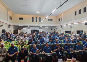 AHMAD Samsuri Mokhtar (tengah) semasa sidang akhbar selepas melancarkan Manifesto PN sempena PRN Negeri Sembilan di Seremban hari ini.