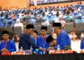 NAIB Presiden UMNO, Datuk Seri Mohamed Khaled Nordin bersalaman dengan barisan kepimpinan ketika hadir merasmikan Mesyuarat Perwakilan UMNO Bahagian Pasir Gudang di Bandar Seri Alam, Pasir Gudang, di sini.UTUSAN/RAJA JAAFAR ALI