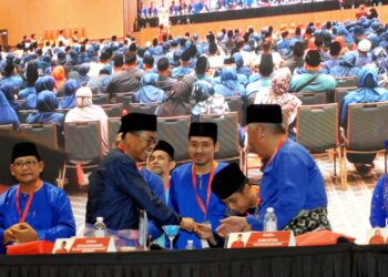 NAIB Presiden UMNO, Datuk Seri Mohamed Khaled Nordin bersalaman dengan barisan kepimpinan ketika hadir merasmikan Mesyuarat Perwakilan UMNO Bahagian Pasir Gudang di Bandar Seri Alam, Pasir Gudang, di sini.UTUSAN/RAJA JAAFAR ALI