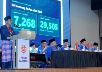 NAIB Presiden UMNO, Datuk Seri Mohamed Khaled Nordin berucap ketika hadir merasmikan Mesyuarat Perwakilan UMNO Bahagian Pasir Gudang di Bandar Seri Alam, Pasir Gudang, di sini.UTUSAN/RAJA JAAFAR ALI