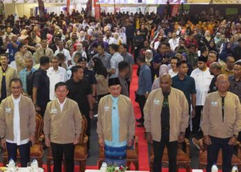 NTW 2026 buka peluang rakyat tingkat kemahiran

SAFINA RAMLI/hd

PERMATANG PAUH: Pembangunan modal insan akan diperkukuh melalui peningkatan kemahiran dan latihan bagi memastikan lebih ramai rakyat mampu merebut peluang pekerjaan berpendapatan tinggi, seiring usaha Malaysia mencapai status negara berpendapatan tinggi.

Menteri Sumber Manusia, Datuk Seri R. Ramanan berkata, usaha itu diterjemahkan menerusi penganjuran Minggu Latihan Kebangsaan (NTW) 2026 yang menjadi platform kepada pelbagai lapisan masyarakat untuk meningkatkan kemahiran, menambah ilmu baharu dan memperkukuh daya saing dalam pasaran pekerjaan.

''Pembangunan kemahiran bukan lagi pilihan, sebaliknya telah menjadi keperluan bagi memastikan negara mampu melahirkan tenaga kerja berdaya saing di peringkat domestik dan antarabangsa.

''Sesungguhnya aset paling penting bagi sesebuah negara bukanlah sumber asli tetapi sumber manusianya. Jadi, jika Malaysia mahu mencapai kejayaan lebih besar, rakyat perlu sentiasa diberi peluang untuk meningkatkan serta mempelajari kemahiran baharu agar kekal relevan dengan keperluan ekonomi semasa dan masa depan,'' katanya.

Beliau berkata demikian ketika berucap pada Majlis Perasmian Kemuncak NTW 2026 yang disempurnakan Perdana Menteri, Datuk Seri Anwar Ibrahim di sini hari ini.

NTW 2026 berlangsung selama dua hari bermula hari ini di Universiti Teknologi Mara (UiTM) Pulau Pinang, Permatang Pauh.

Ramanan berkata, NTW bukan sekadar program latihan, malah menjadi peluang kepada golongan muda, pekerja, suri rumah, pesara dan semua rakyat yang mahu membina masa depan lebih baik menerusi konsep upskilling dan reskilling.

''Jika Malaysia mahu terus mencipta kemakmuran untuk rakyat, negara perlu proaktif memastikan rakyat sentiasa berpeluang meningkatkan kemahiran yang dimiliki supaya mampu memenuhi keperluan industri yang semakin berkembang," katanya.

Beliau berkata, kejayaan NTW tidak mungkin dicapai tanpa kerjasama pelbagai pihak termasuk Kerajaan Persekutuan dan negeri, majikan, industri, penyedia latihan, institusi pendidikan, media serta masyarakat.

Katanya, peranan HRD Corp. amat penting dalam memperkukuh pembangunan bakat negara dan memastikan dana levi latihan diurus secara berintegriti dan memberi manfaat kepada tenaga kerja.

"Di Pulau Pinang sahaja, lebih 8,000 majikan berdaftar dengan HRD Corp. melibatkan 445,792 pekerja manakala kutipan levi latihan bagi separuh pertama tahun ini mencecah RM129.72 juta.

''Daripada jumlah itu, sebanyak RM113.74 juta telah disalurkan semula bagi tujuan peningkatan kemahiran tenaga kerja di negeri ini dengan 125,398 latihan berjaya dilaksanakan,'' katanya.

Beliau berkata, usaha memperkukuh tadbir urus HRD Corp. juga berjaya memulihkan RM437.3 juta dalam tempoh enam bulan pertama tahun ini menerusi langkah optimisasi dan pemulihan portfolio.

Tambah Ramanan, setiap sen levi yang diamanahkan oleh majikan perlu diurus secara telus kerana kepercayaan merupakan asas utama dalam memastikan lebih banyak peluang pembangunan kemahiran dapat diwujudkan demi kesejahteraan rakyat dan kemajuan negara.

HABIS///
ANWAR Ibrahim (depan, tengah) dan R. Ramanan (depan, dua dari kanan) pada Majlis Perasmian Kemuncak NTW 2026 di UiTM Pulau Pinang hari ini. - UTUSAN/DANIAL SAAD
