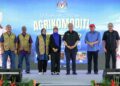 AHMAD Zahid Hamidi ketika bergambar bersama Squad Agrikomoditi Kuala Pilah pada Program Salam Agrikomoditi Madani di Dataran Melang Kuala Pilah di sini, hari ini. - UTUSAN/ISKANDAR ISHAK