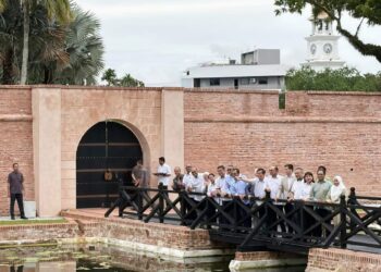 ANWAR Ibrahim (enam dari kanan) ketika meninjau keadaan terkini Fort Cornwallis di Padang Kota Lama, George Town, Pulau Pinang.-UTUSAN/SAFINA RAMLI
