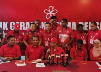 MUHYIDDIN Yassin semasa sidang akhbar selepas melancarkan Tawaran Bersatu sempena PRN Negeri Sembilan di Nilai, Seremban hari ini.