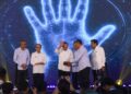ANWAR Ibrahim (tengah) ketika melakukan gimik perasmian sempena program Penang International Halal Expo (PIHEX) dan Himpunan Usahawan Bumiputera Pulau Pinang di Politeknik Seberang Perai (PSP), Pulau Pinang hari ini. - UTUSAN/DANIAL SAAD.