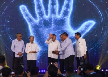 ANWAR Ibrahim (tengah) ketika melakukan gimik perasmian sempena program Penang International Halal Expo (PIHEX) dan Himpunan Usahawan Bumiputera Pulau Pinang di Politeknik Seberang Perai (PSP), Pulau Pinang hari ini. - UTUSAN/DANIAL SAAD.
